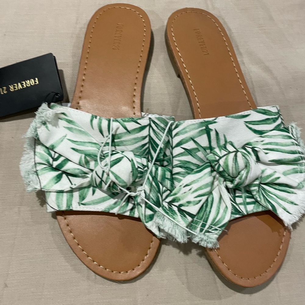 Forever 21 women’s sandal. Size 7.5. Green and white